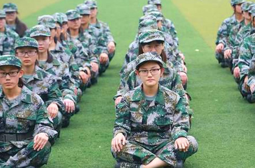 軍事夏令營提升中小學(xué)生綜合素質(zhì)能力